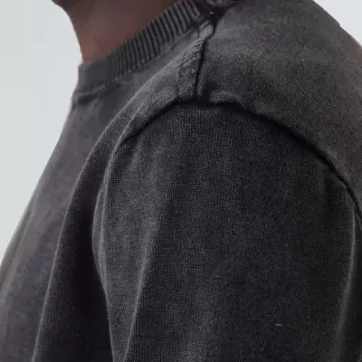 Camisola cinzenta escura com gola canelada e costura visível no ombro