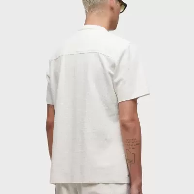 Camisola branca de manga curta vista de costas com tecido texturizado