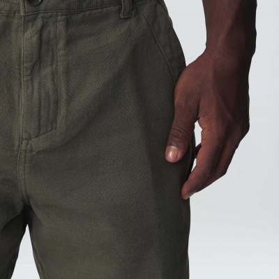 Calções verdes de tecido para homem com bolso lateral