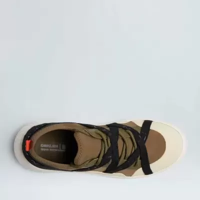 Tênis unissexo bege, castanho e branco visto de cima sobre fundo branco