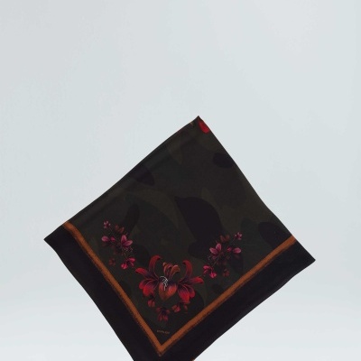 Pano quadrado com padrão floral vermelho sobre fundo preto e borda laranja