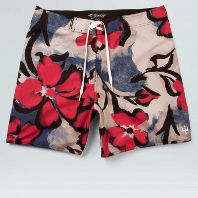 Calções de banho florais vermelhos, azuis, pretos e beges com cordão branco.