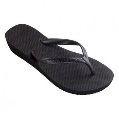 Sandália de dedo preta com sola e tiras texturizadas