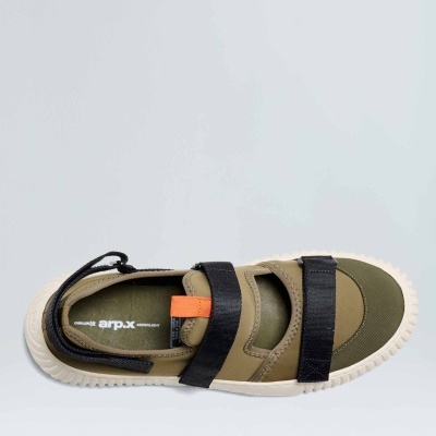 Sandália desportiva verde oliva com tiras pretas e sola branca