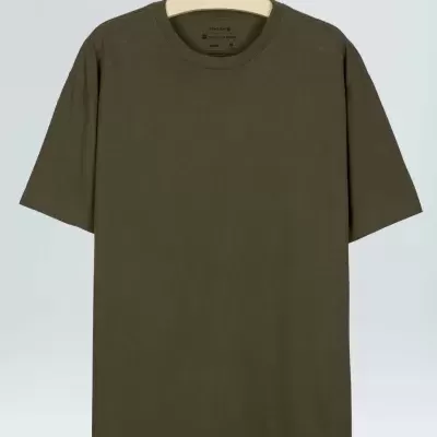 T-shirt masculina verde oliva pendurada em cabide de madeira OSKLEN
