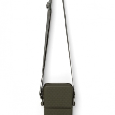 Mala tiracolo verde escura retangular com textura e alça ajustável