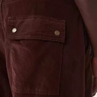 Calças castanho escuro com bolso lateral de bombazina e botões metálicos dourados