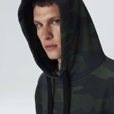 Sweatshirt com capuz camuflado verde escuro e preto com cordões pretos