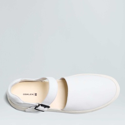 Sapatilha branca com tira e fivela preta vista de cima