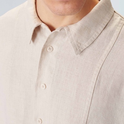 Camisa bege claro texturizada com botões frontais e colarinho clássico