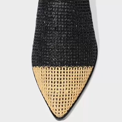 Sapatilha feminina preta e bege com padrão de malha trançada e bico fino