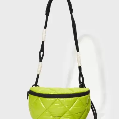 Bolsa tipo mala verde acetinada com textura acolchoada e alça preta ajustável
