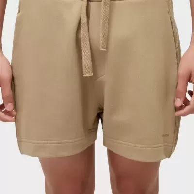 Calções bege com cordão e bolsos laterais