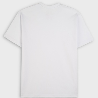 T-shirt branca de manga curta vista de trás sobre fundo cinza claro