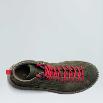 Tênis verde com atacadores vermelhos e sola preta