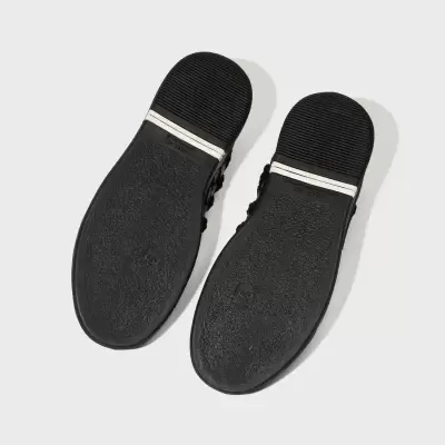 Solas pretas antiderrapantes de sapatos com detalhe branco no salto