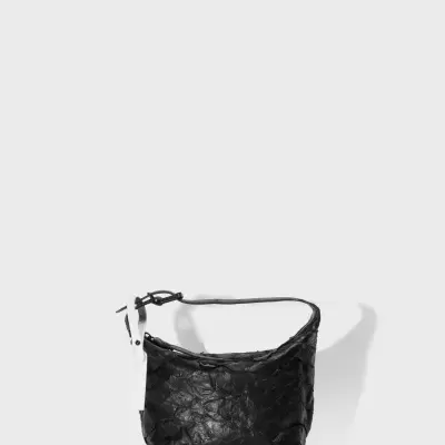 Mala preta enrugada texturizada com alça e detalhe branco