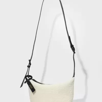 Mala de ombro branca com alça preta e ilhóses decorativos