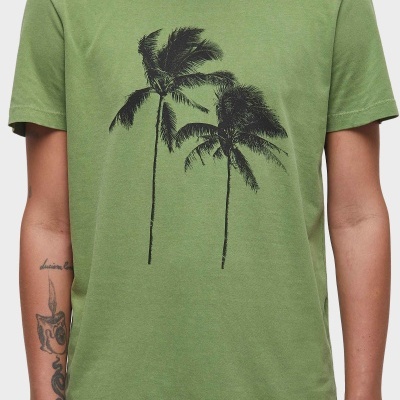 T-shirt verde com estampado de duas palmeiras pretas