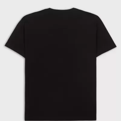 T-shirt preta de manga curta vista por trás sobre fundo branco
