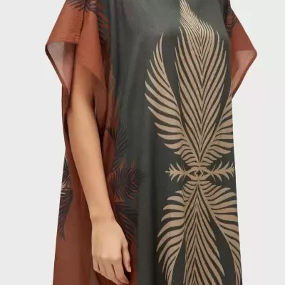 Túnica feminina com padrão de folhas em tons castanho e bege sobre fundo cinzento