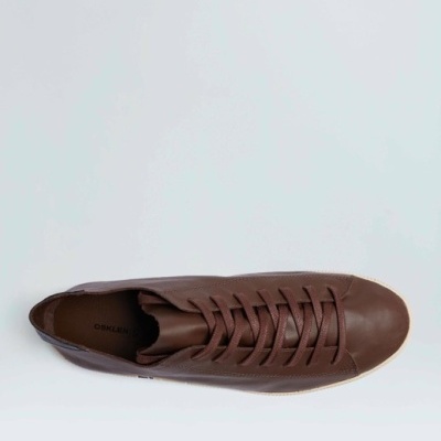 Sapato desportivo castanho em pele com atacadores visto de cima