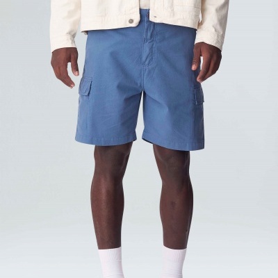 Calções azuis masculinos com bolsos laterais tipo cargo