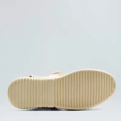 Sola de sapato bege com padrão de ranhuras horizontais e marca 'CAMPER'