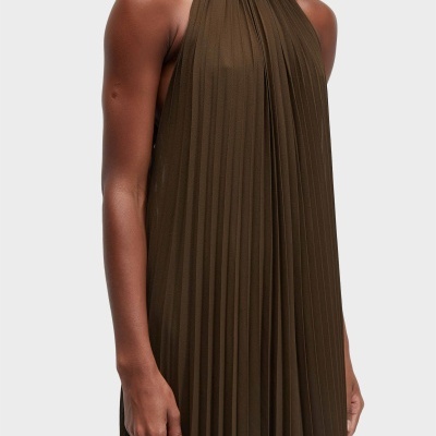 Vestido castanho com pregas verticais e gola alta franzida