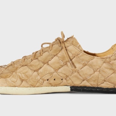 Sapato desportivo bege com textura imitação pele e sola creme e preta