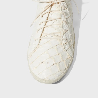 Ténis branco com padrão quadriculado e atacadores ao centro