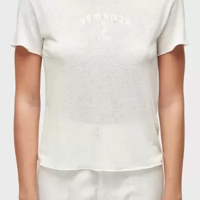 T-shirt branca feminina com mangas curtas e textura ligeiramente transparente.