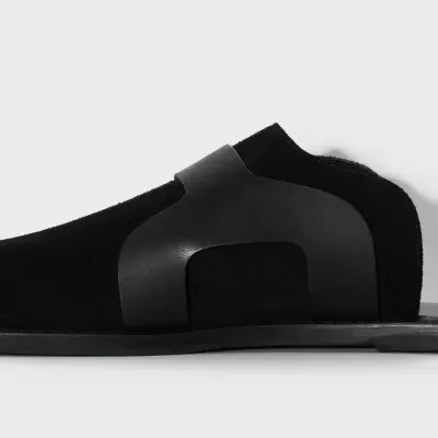 Sandália preta com tira larga e sola fina