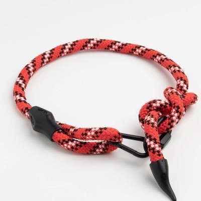 Pulseira de cordão vermelho com padrão preto e branco, fecho preto