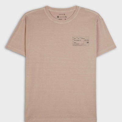 T-shirt bege claro com impressão preta no peito