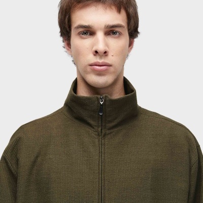 Sweatshirt verde-oliva com zíper e gola alta