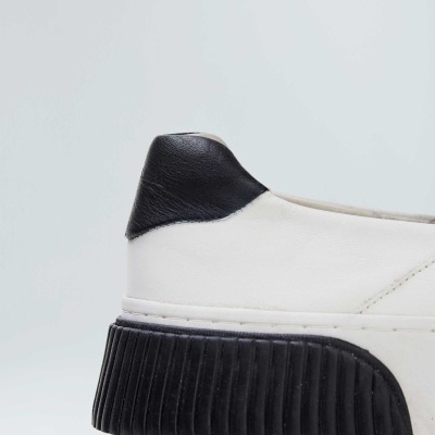 Sapatilha branca com calcanhar preto и sola preta texturada