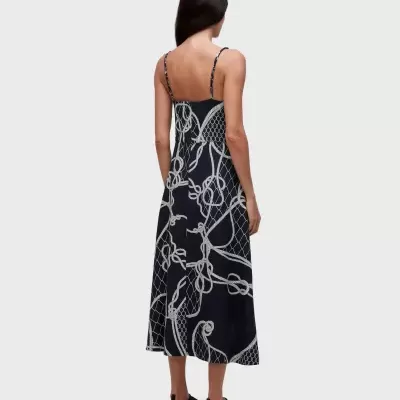 Vestido comprido azul-escuro com padrão branco, visto pelas costas