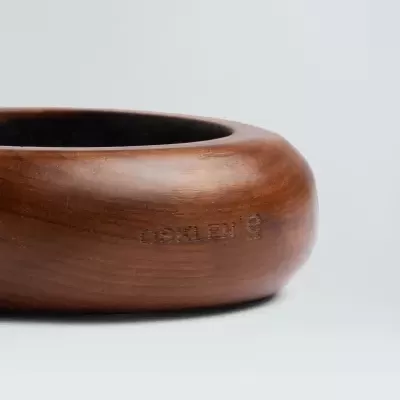 Anel de madeira castanha com gravação na lateral