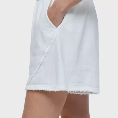 Calção curto branco texturizado com bolso lateral