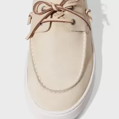 Sapato mocassim bege claro com atacadores e sola branca