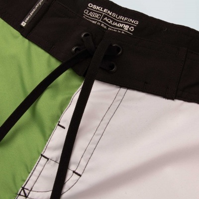 Calções de banho para surf em verde, branco e preto com cordão e etiqueta OSKLENSURFING