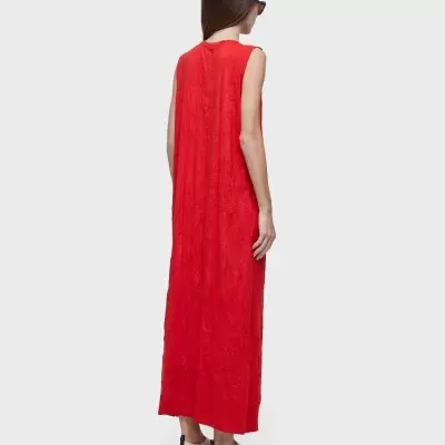 Vestido vermelho longo sem mangas com padrão floral subtil
