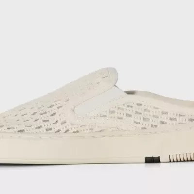 Ténis mule bege claro com padrão em relevo tipo rede