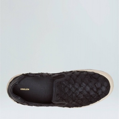 Ténis slip-on preto com textura tipo escamas e sola branca