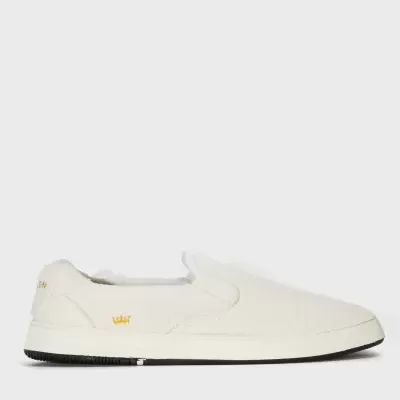 Tênis slip-on branco com sola preta e detalhes dourados