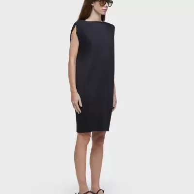 Vestido feminino preto, sem mangas, corte reto