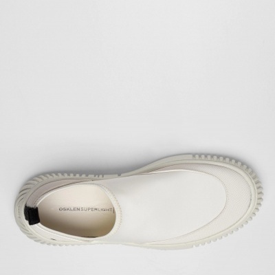 Sapatilha branca tipo sneaker da marca OSKLEN vista de cima