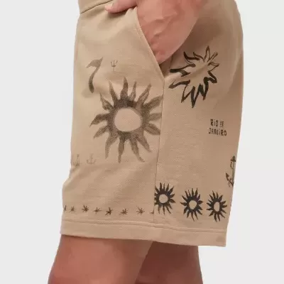 Calções bege com estampados solares e texto 'RIO DE JANEIRO'