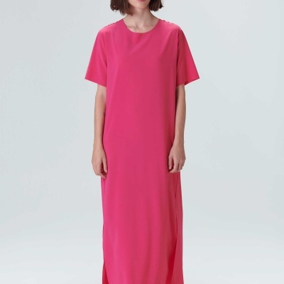 Vestido comprido rosa fúcsia com manga curta e sandálias brancas